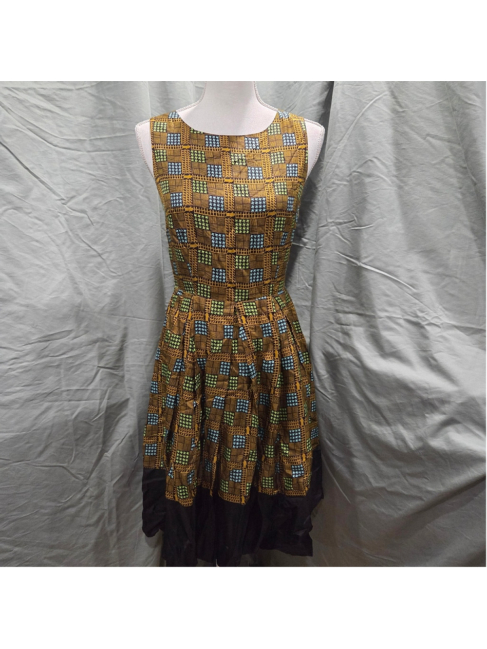 Chic Sleeveless Checkered Midi Dress Size 4